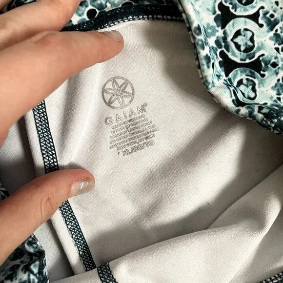 Gaiam white green black design 3/4 cropped athleisure workout leggings size XL - Picture 2 of 5